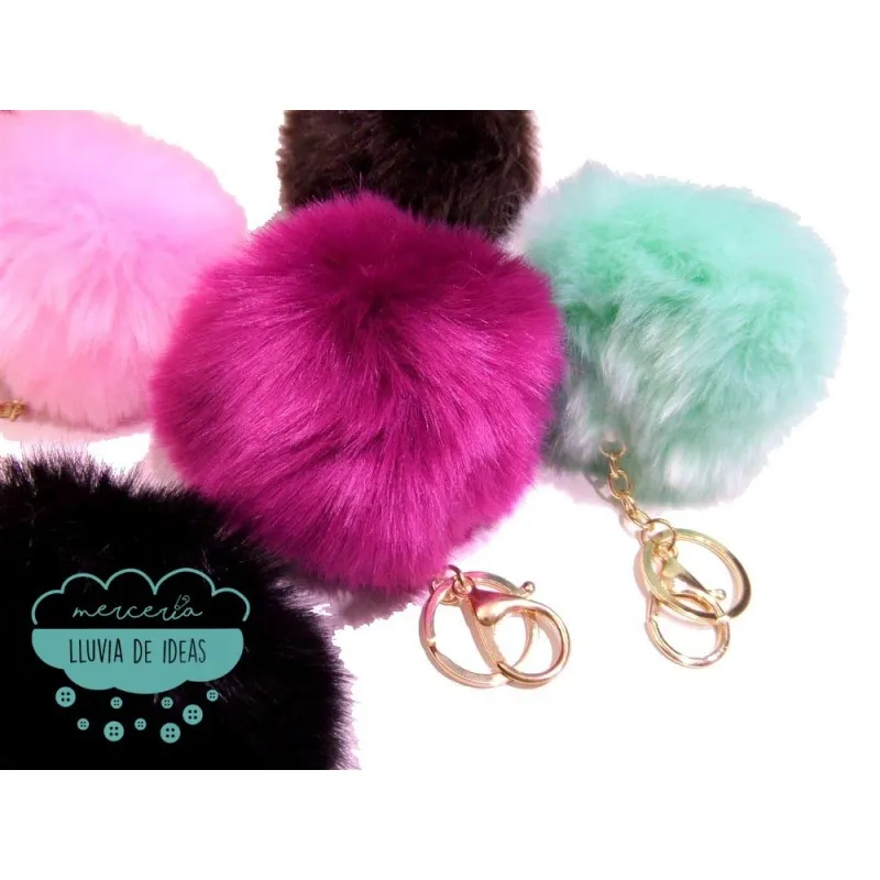 Pompón de pelo sintético 10 cm. con anilla y mosquetón