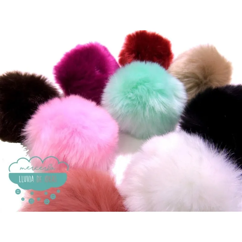 Pompón de pelo sintético 10 cm. con anilla y mosquetón