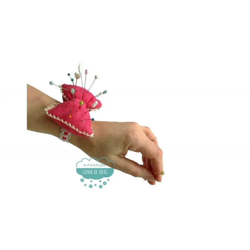 Alfiletero o acerico de muñeca - Forma de lazo con puntilla