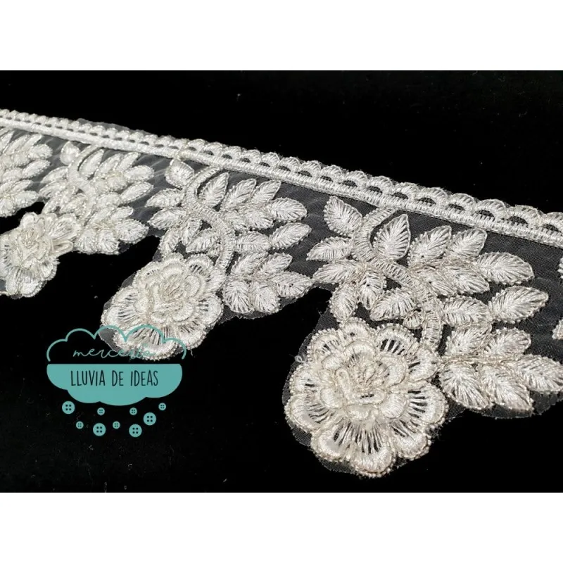Galón metalizado blanco con bordado de flores - Serie Paloma